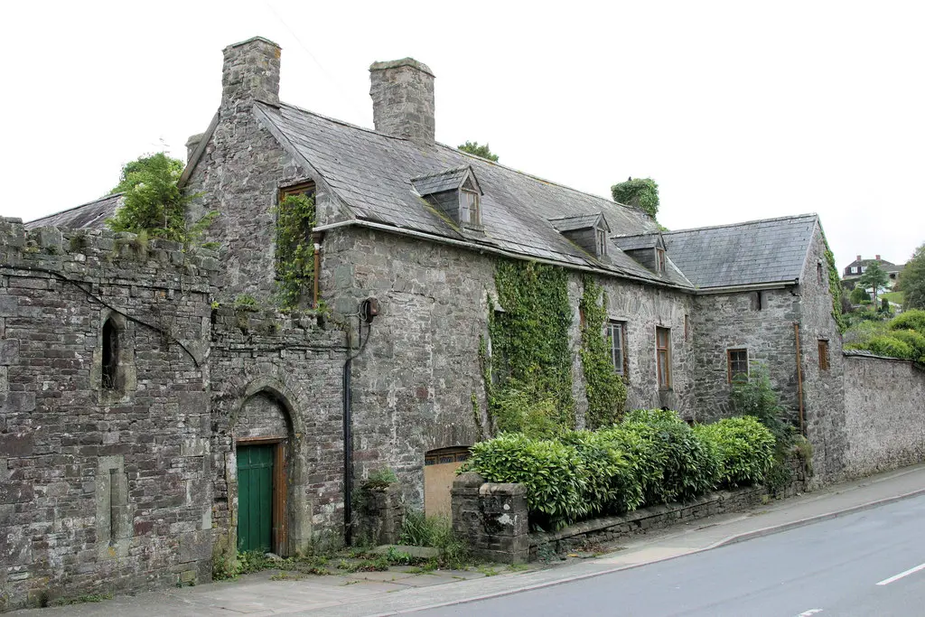 Image showinga derelict listed property